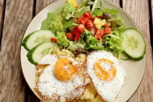 Жареные Яйца Свежим Салатом Картофельным Пюре — стоковое фото