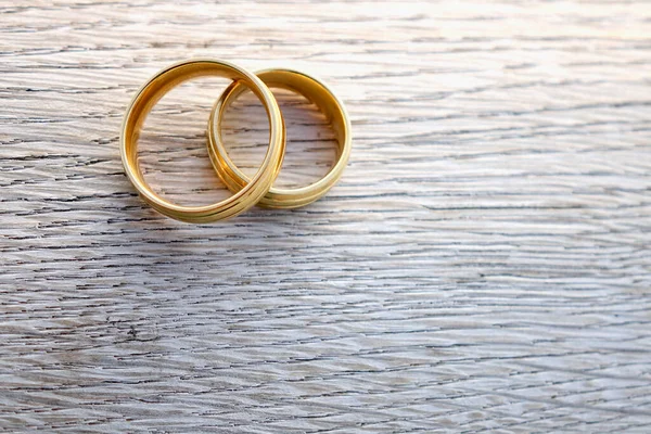 Bruiloft Uitnodiging Met Gouden Ringen Wit Hout Kopieer Ruimte — Stockfoto