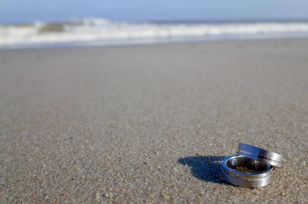 Convite Casamento Fundo Com Anéis Casamento Praia Com Espaço Cópia — Fotografia de Stock