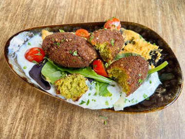Salata ve humus ile taze yapılmış falafel, sağlıklı vejetaryen yemeği.