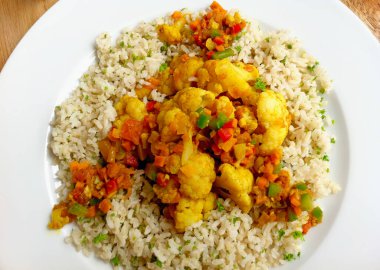 Körili ve beyaz pirinçli karnabahar tabakta yemeye hazır.