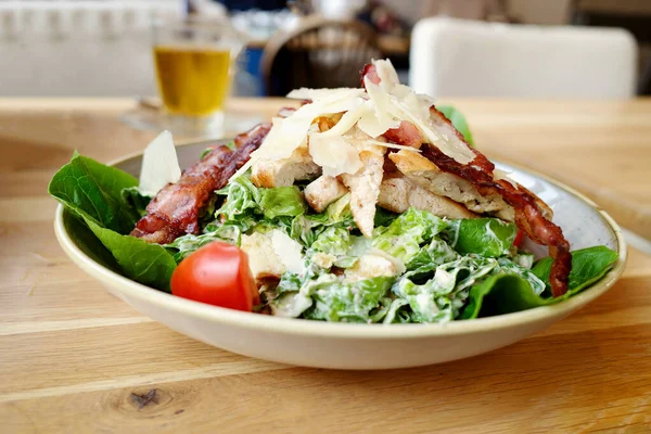 Repas Salade Poulet Sain Avec Parmesan Vue Rapprochée Prêt Manger — Photo