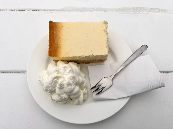 Dolce Torta Formaggio Fresco Piatto Con Crema Tavolo Legno Bianco — Foto Stock