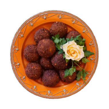 Seramik tabakta servis edilen taze falafel. Yüksek açılı ve fotokopi alanı olan bir manzara. 