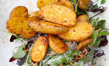 Fırında patates, yeşil salata ve yoğurt sosu.