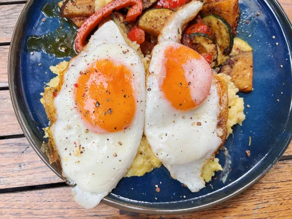 Yüksek Açılı Taze Pişmiş Yumurta Patates Püresi Sebzeli Sıcak Yemek Telifsiz Stok Fotoğraflar