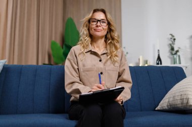 Hoş, olgun bir kadın psikolog ya da ofisteki koltukta oturan bir avukat.