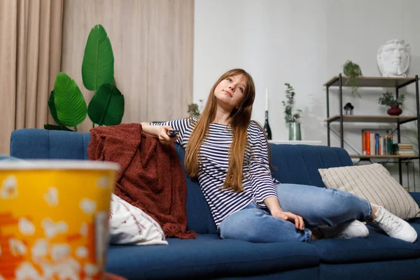 Genç Bir Kadın Boş Zamanını Evdeki Kanepede Televizyon Izleyerek Geçiriyor — Stok fotoğraf