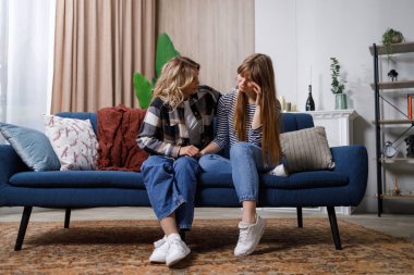 Duygularını hak etmiyor. Anne, yetişkin kızını teselli ediyor.