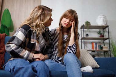 Endişeli yetişkin anne, yetişkin kızını rahatlatır, sorun ve depresyona yardım eder, ona değer verir, annelik desteğini dile getirir. Sevdiğinin desteği.