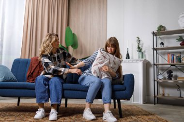 Dokunma bana! Anne, kızıyla kavga ettikten sonra telafi etmeye çalışır.