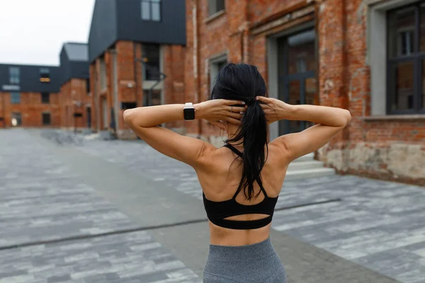 Kaslı Fitness Kadını Sokakta Elleri Başının Arkasında Isınıyor — Stok fotoğraf