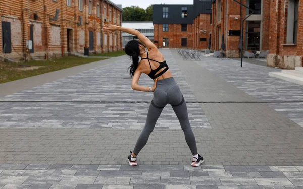 Mulher Está Fazendo Aquecimento Exercitando Livre — Fotografia de Stock