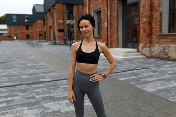 Sokakta Kendinden Emin Bir Fitness Kadınının Portresi — Stok fotoğraf