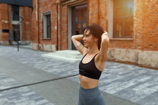 Csinos Barna Fitness Rögzíti Haját Edzés Közben Város Utcáján — Stock Fotó