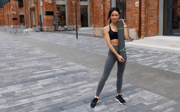 Havalı Spor Kıyafetleri Içindeki Güçlü Atletik Kadın Yoga Minderiyle Dışarıda — Stok fotoğraf