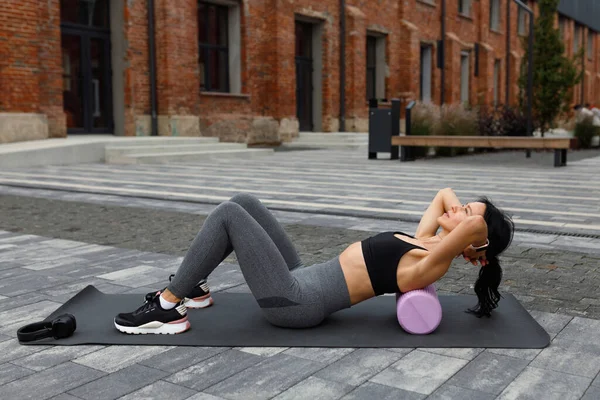 Spor Salonundaki Kadın Karın Kası Egzersizi Yapıyor — Stok fotoğraf
