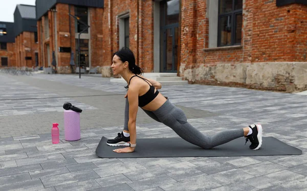 Spor Salonundaki Kadın Dışarıda Egzersiz Yapıyor — Stok fotoğraf