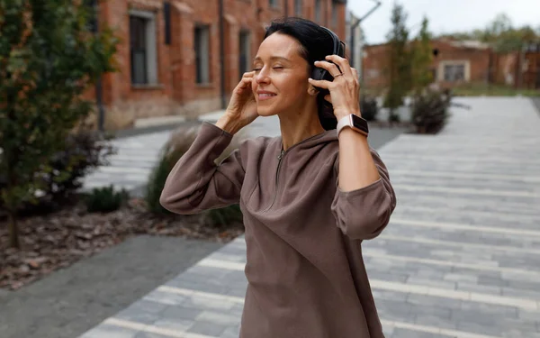Fitness Frau Genießt Ihre Lieblingsmusik Kopfhörer Nach Einem Training Auf — Stockfoto