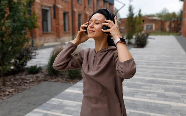 Γυναίκα Βάζει Ασύρματα Ακουστικά Και Απολαμβάνει Τραγούδια Και Παίρνει Κίνητρο — Φωτογραφία Αρχείου