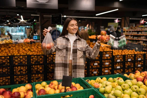 Mujer Departamento Frutas Supermercado Comestibles Compra Manzanas Piensa Usar Una — Foto de Stock