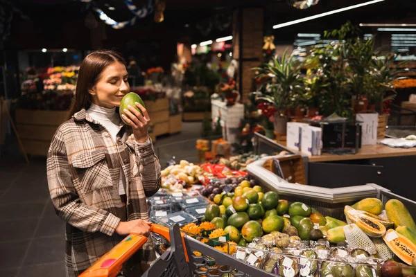 Joven Cliente Supermercado Hembra Huele Mango Maduro Fragante Sección Frutas — Foto de Stock