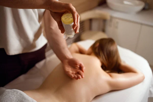 Massage Therapist Applies Aromatic Oil His Hand Massaging Woman — Fotografia de Stock