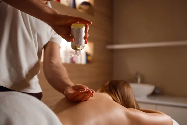 Masseur Squeezes Oil His Hand Starting Massage Massage Session Spa — Fotografia de Stock