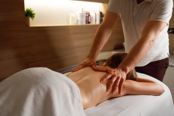 Young Woman Spa Salon Masseur Doing Back Massage — Fotografia de Stock