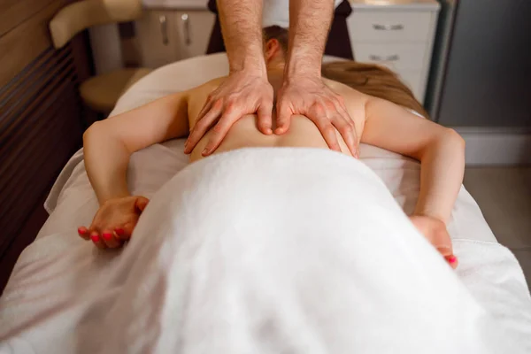 Male Massage Therapist Gives Relaxing Back Massage Woman — Fotografia de Stock