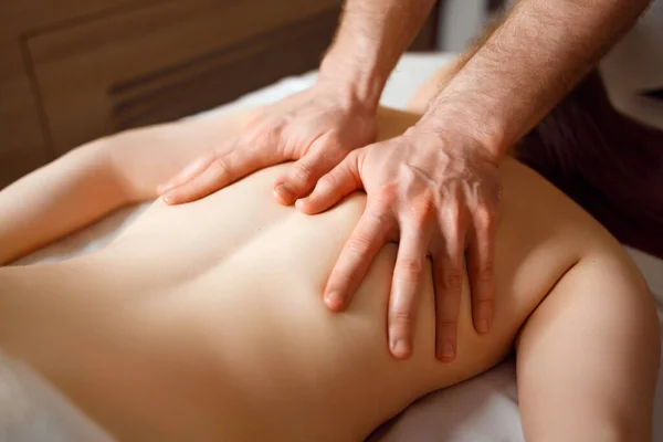 Close Hands Male Massage Therapist Doing Back Massage Woman Client — Fotografia de Stock