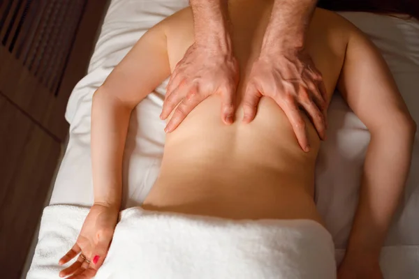 Professional Masseur Makes Therapeutic Massage Woman Back — Fotografia de Stock