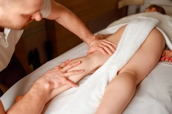 Masseur Massaging Woman Leg Spa Salon — Fotografia de Stock