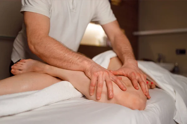 Close View Masseur Hands Massaging Female Legs — Fotografia de Stock