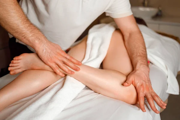 Professional Massage Therapist Massages Legs Female Client Spa Salon — Fotografia de Stock