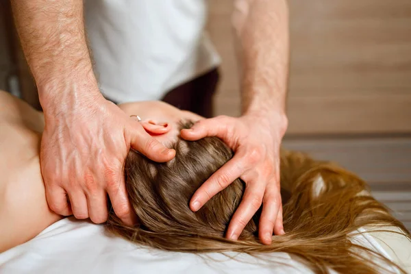 Masseur Doing Massage Woman Neck Head Spa — Fotografia de Stock