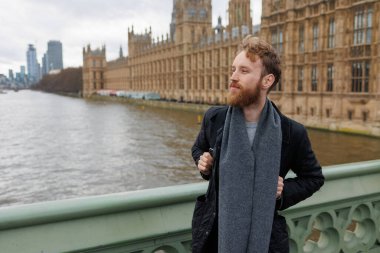 Londra 'daki Westmine Sarayı' nın önündeki bir adamın portresi.