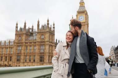 Sevgili çift Londra sokaklarında yürüyor.