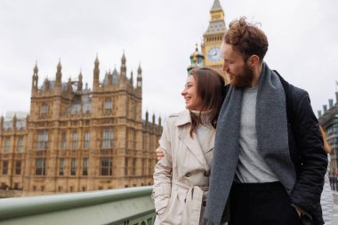 Sevgili çift Londra sokaklarında yürüyor.