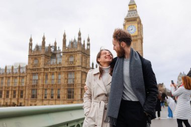 Sevgili çift Londra sokaklarında yürüyor.