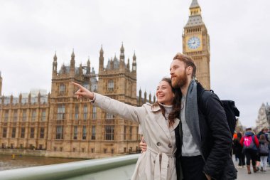 Londra 'da ünlü yerlere bakan genç bir çift.