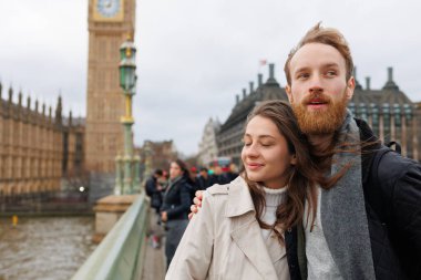 Londra 'da Big Ben yakınlarında bir çift ayakta duruyor.