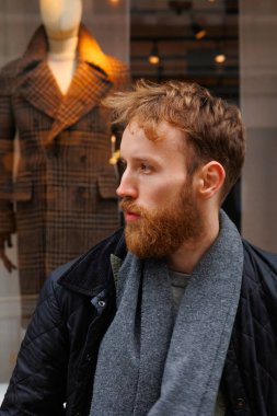 Açık havada sakallı bir adamın yakın plan portresi.