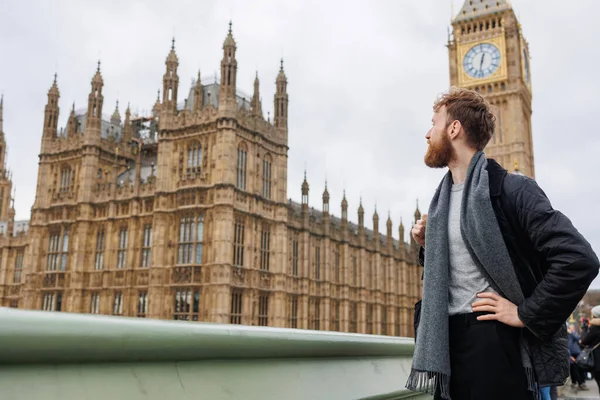 Brodaty Męski Turysta Odwraca Wzrok Tle Londyńskiej Wieży Zegarowej — Zdjęcie stockowe