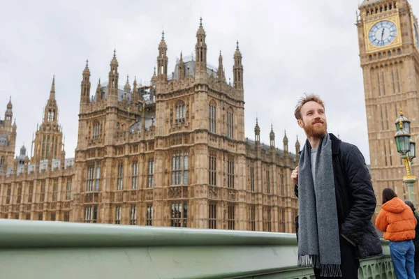 Portret Stylowego Turysty Tle Londyńskiego Big Bena Pałacu Westminsterskiego — Zdjęcie stockowe