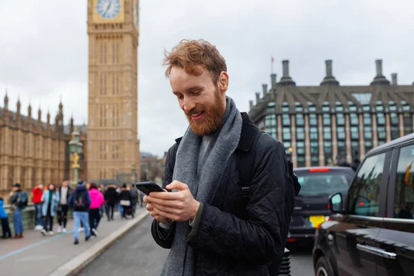 Mężczyzna Korzystający Smartfona Tle Wieży London Big Ben — Zdjęcie stockowe