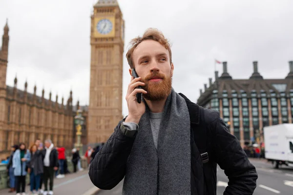 Mężczyzna Rozmawia Przez Telefon Komórkowy Stojąc Pobliżu Big Bena Londynie — Zdjęcie stockowe