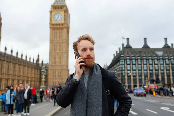 Człowiek Brodą Rozmawia Przez Telefon Stojąc Ulicy Londynu Tle Big — Zdjęcie stockowe