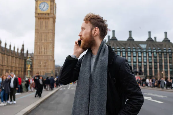 Бородач Разговаривает Телефону Стоя Улице Лондона Фоне Биг Бена — стоковое фото