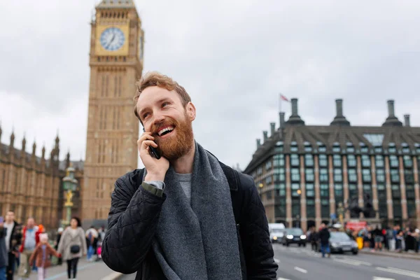 Szczęśliwy Brodaty Mężczyzna Rozmawiający Przez Telefon Stojąc Tle Wieży Big — Zdjęcie stockowe